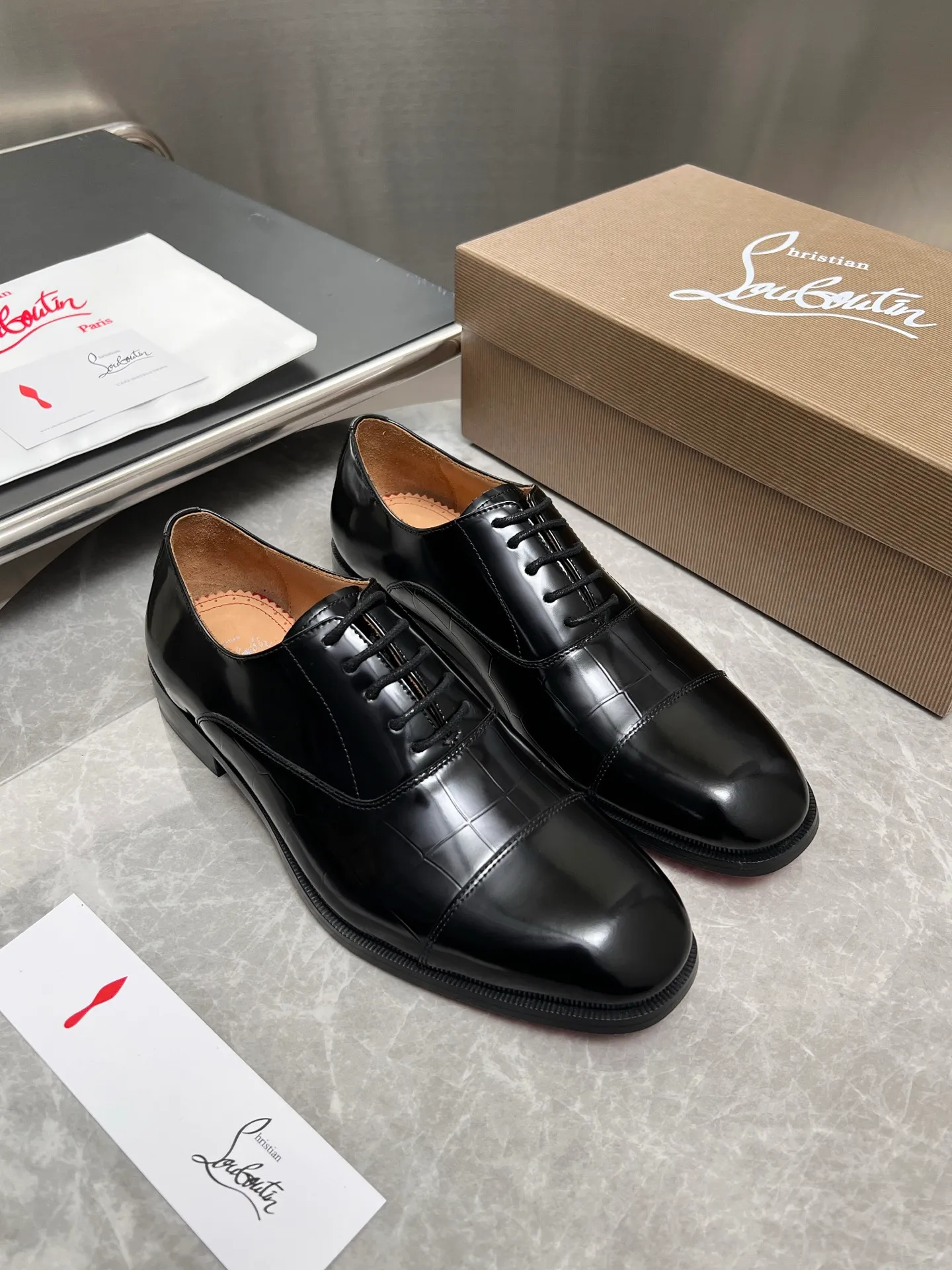 [CL red sole] Top P: 900💰 Number of yards: 39~44 (38.4546. Customized, non-refundable) CL new men's formal shoes Loaf leather shoes Christia* Loubouti* red sole shoes The red sole is luxurious and elegant, reshaping the style boundary of casual formal wear. It is extremely innovative in material selection, and creates a rich visual and tactile experience through the collision of different materials! Made of top-grade calfskin/glossy patent leather/spliced ​​technical fabric in contrasting colors. The upper is stitched by hand with fine and even stitching. It is based on the square-toe loafer shoe shape, with neat and elegant lines, which fits the toughness of men's wear. The upper is embellished with metal rivets, injecting individual details into classic loafers, breaking the mediocrity of casual shoes, and giving a concrete expression of "low-key luxury". From the original color/red cowhide lining inside the shoe to the instantly recognizable red sole, the "red sole" is not only the brand's visual identity, but also a "luxury codeword" when walking. The red sole exposed inadvertently conveys taste and identity instantly. From the innovative splicing of materials, to the personalized fusion of design, to the ingenious inheritance of craftsmanship, the Christian Louboutin men's loafer series is not only a pair of casual shoes, but also a "yuppie style" dressing weapon for men. Whether it is a casual business meeting or a casual look for daily travel, it can help you become a unique and stylish man in every occasion with its "red Loaf" attitude.